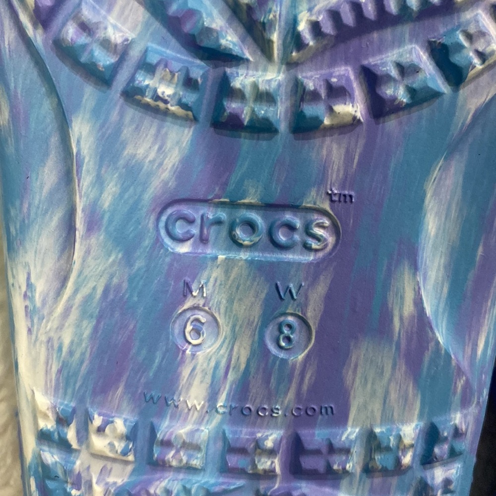 🆕🐊CROCS Classic Marbled Sandals, Size 7 Lilac, Blue, & White - Picture 5 of 6